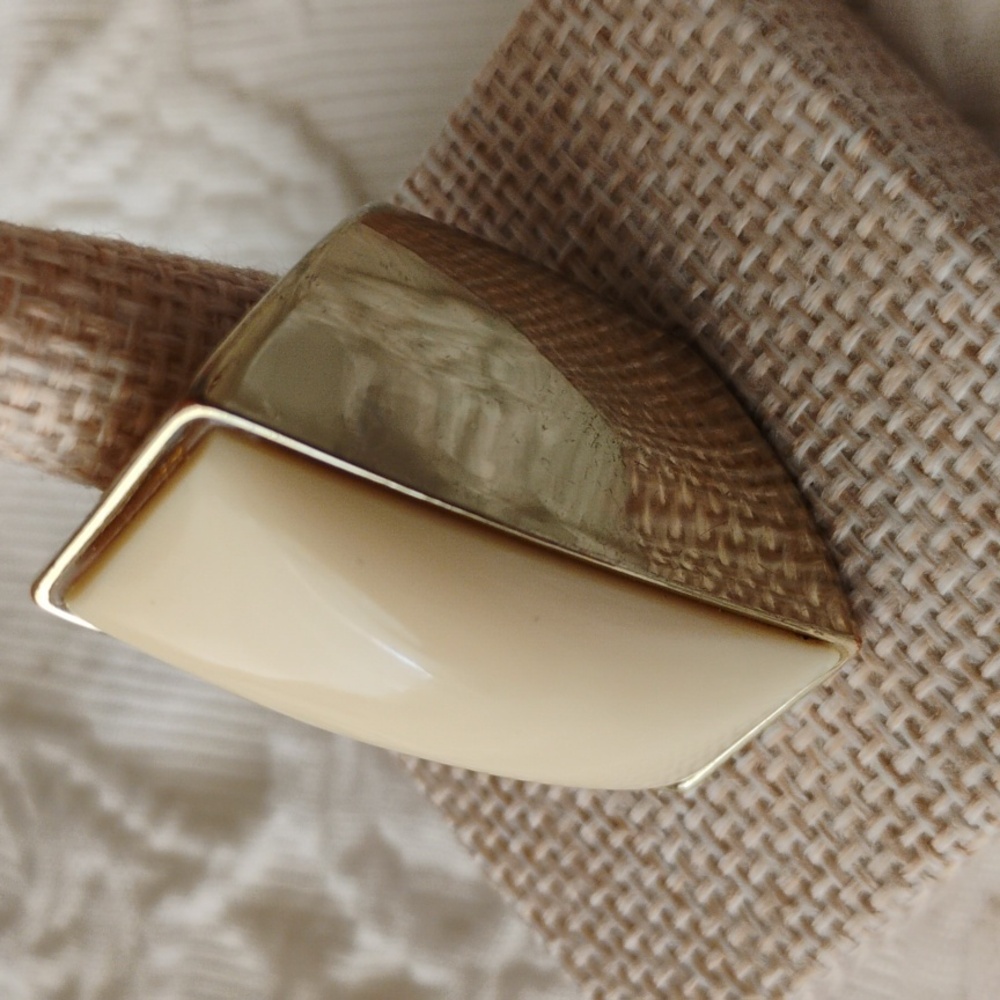 Statement Large Ring Gold Tone Ring Lucite Materi… - image 1